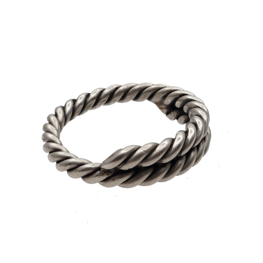 Stunning Spiral Rope Ring - Elegant and Versatile Design
